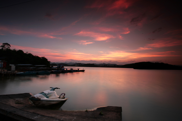 山城中的璀璨明珠——硯山聽湖。位于硯山縣城東側的聽湖波光瀲影，碧波蕩漾。無論暑去寒來，聽湖猶如一顆晶瑩剔透的明珠，點綴在大山的懷抱里，裝點著七鄉秀美的大地。（羅國華 攝）.jpg