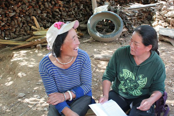 扶貧路上與群眾親切交談_副本.jpg 扶貧路上與群眾親切交談_副本.jpg