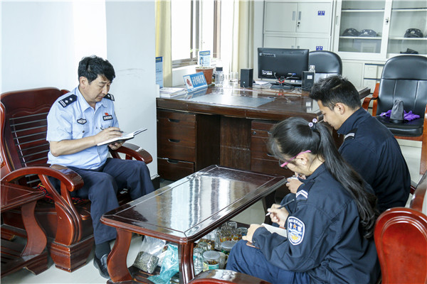 社區(qū)警務(wù)“傳幫帶”.jpg 社區(qū)警務(wù)“傳幫帶”.jpg