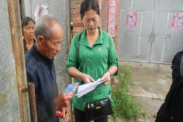 看望精準(zhǔn)扶貧戶.jpg