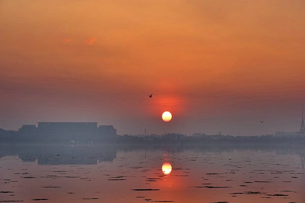 1 雄雞唱盡生紅日，半露曚妝半夢中.jpg