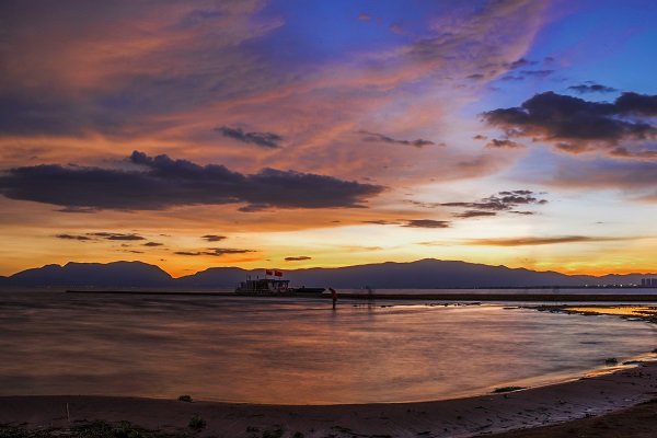 8 明珠麗水影波動 ，西山晚霞似火燃.jpg