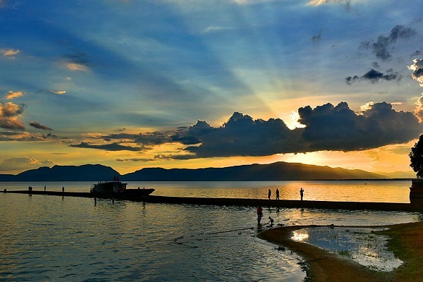 3 山青水秀宜入畫，游人欣賞愿流連.jpg