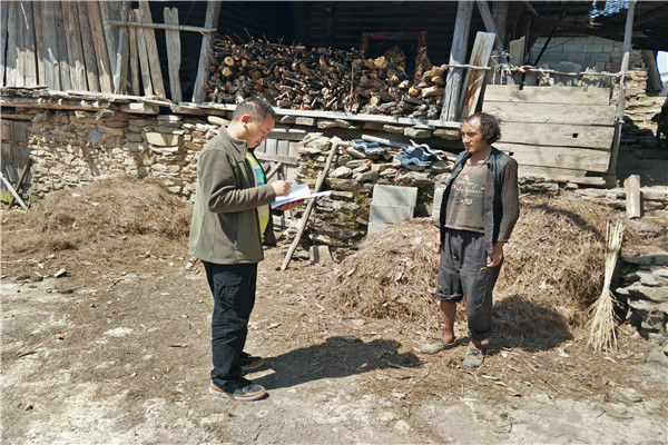9巴迪鄉(xiāng)紀(jì)委副書記余金華在阿尺打嘎村貧困戶家中走訪詢問，實(shí)地核查幫扶情況.jpg
