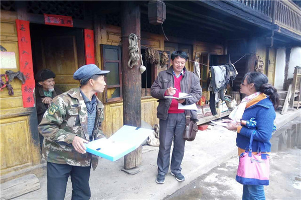 1縣紀(jì)委監(jiān)察局調(diào)研員鄒學(xué)先在維登鄉(xiāng)新化村貧困戶家中走訪核查扶貧資金落實(shí)情況.jpg