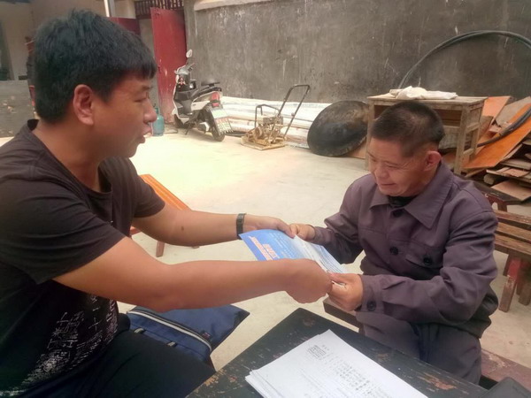 3紅塔區的干部將廉潔扶貧宣傳送單到群眾手中3.jpg 3紅塔區的干部將廉潔扶貧宣傳送單到群眾手中3.jpg