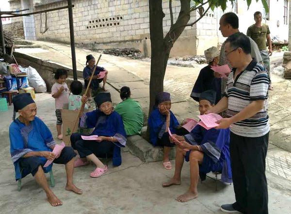 11元江縣的干部向南昏村的傣民族群眾宣傳廉潔扶貧相關知識.jpg 11元江縣的干部向南昏村的傣民族群眾宣傳廉潔扶貧相關知識.jpg