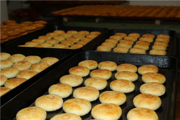 8一盤盤的月餅預示著秋的收獲.jpg 8一盤盤的月餅預示著秋的收獲.jpg