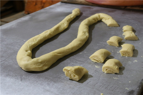 2用搟面杖揉制好的白餅皮.jpg 2用搟面杖揉制好的白餅皮.jpg