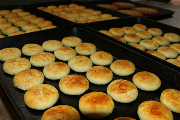 5經高溫炙烤后,外酥里嫩的白餅就做好了.jpg 5經高溫炙烤后,外酥里嫩的白餅就做好了.jpg