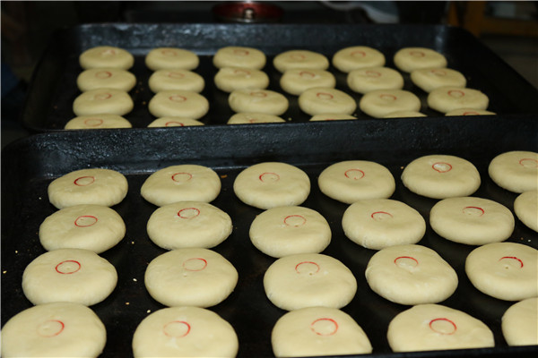 4手工月餅不用模具,全憑技術和經驗,放入餡料揉成圓形.jpg 4手工月餅不用模具,全憑技術和經驗,放入餡料揉成圓形.jpg