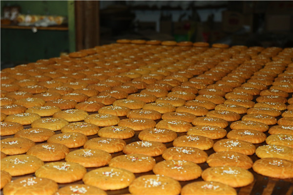 6剛出爐的黃餅,待冷卻后就可以包裝出售了.jpg 6剛出爐的黃餅,待冷卻后就可以包裝出售了.jpg