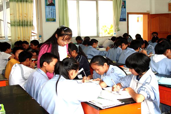 圖為張海鷹給學(xué)生輔導(dǎo)(壓縮圖)_副本.jpg 圖為張海鷹給學(xué)生輔導(dǎo)(壓縮圖)_副本.jpg