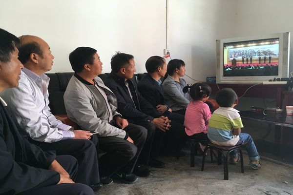 祥云縣貧困村子乍苴,掛鉤聯系的縣紀委干部與村干部一起收看了新一屆政治局常委記者見面會(壓縮)_副本.jpg 祥云縣貧困村子乍苴,掛鉤聯系的縣紀委干部與村干部一起收看了新一屆政治局常委記者見面會(壓縮)_副本.jpg