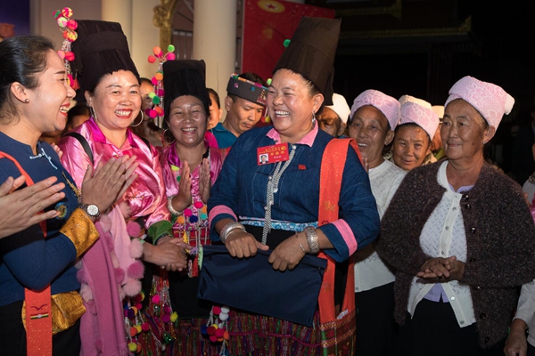 曹春葉和群眾在一起。（德宏團結報記者   明雄忠  攝） (1).jpg