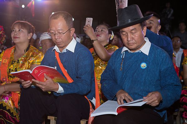 圖為傣族、景頗族群眾認真閱讀《黨的十九大精神民文版宣傳冊》，吸取精神食糧，補充精神之鈣。2_副本.jpg