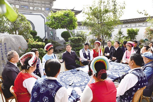 黨的十九大代表、州委書記陳堅在大理市古生村向基層黨員、群眾代表宣講黨的十九大精神.jpg 黨的十九大代表、州委書記陳堅在大理市古生村向基層黨員、群眾代表宣講黨的十九大精神.jpg