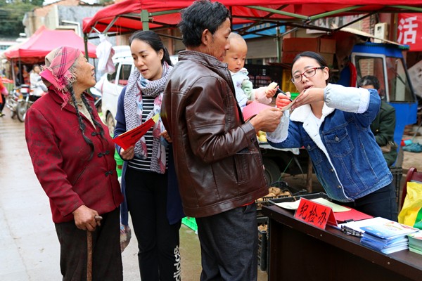 縣紀檢干部在活水鄉(xiāng)黑木村開展一線接訪活動 3_副本.jpg