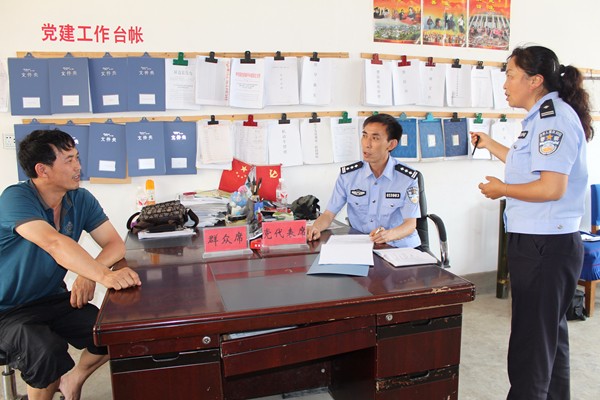 接待來訪群眾_副本.jpg 接待來訪群眾_副本.jpg