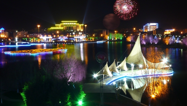 10新年的鐘聲即將敲響,2018年的腳步已經臨近,沾益區玉林廣場周邊的街道和建筑都被彩燈裝飾著,靜謐的天空也被煙花點燃,流光溢彩的美景象征著新年的到來,展示了新時代人民對美好生活的愿景。_副本.jpg 10新年的鐘聲即將敲響,2018年的腳步已經臨近,沾益區玉林廣場周邊的街道和建筑都被彩燈裝飾著,靜謐的天空也被煙花點燃,流光溢彩的美景象征著新年的到來,展示了新時代人民對美好生活的愿景。_副本.jpg