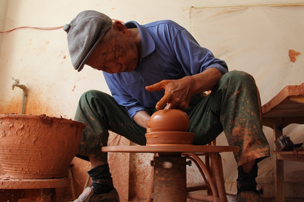 圖3:專注拉坯_副本.jpg 圖3:專注拉坯_副本.jpg