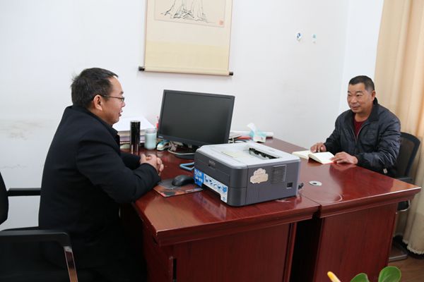 縣紀委副書記與轉隸人員談話談心_副本.jpg 縣紀委副書記與轉隸人員談話談心_副本.jpg