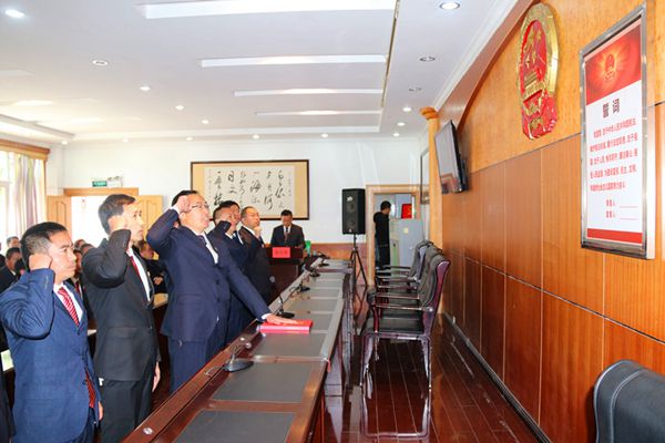 監察委員會副主任、委員在縣人大常委會上宣誓_副本.jpg 監察委員會副主任、委員在縣人大常委會上宣誓_副本.jpg