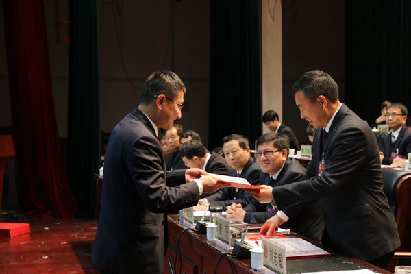 縣人大主任給新當選的監察委員會主任頒發聘書 (2)_副本.jpg 縣人大主任給新當選的監察委員會主任頒發聘書 (2)_副本.jpg
