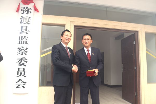 縣委書記沙偉風給縣委常委、縣紀委書記、首屆監察委員會主任王以權授印_副本.jpg 縣委書記沙偉風給縣委常委、縣紀委書記、首屆監察委員會主任王以權授印_副本.jpg