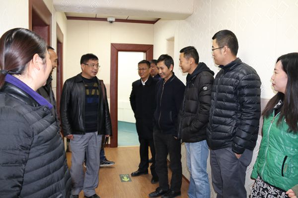 縣委常委、縣紀委書記王以權帶領轉隸人員一起參觀新辦公室_副本.jpg 縣委常委、縣紀委書記王以權帶領轉隸人員一起參觀新辦公室_副本.jpg