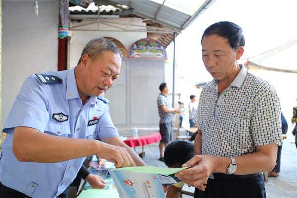 入戶開(kāi)展創(chuàng)文工作.jpg 入戶開(kāi)展創(chuàng)文工作.jpg