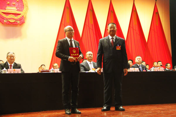 圖片7:丘北縣委書(shū)記秦文波同志(右一)為新當(dāng)選的丘北縣監(jiān)察委員會(huì)主任王智泳同志(左一)頒發(fā)當(dāng)選證書(shū)。.jpg 圖片7:丘北縣委書(shū)記秦文波同志(右一)為新當(dāng)選的丘北縣監(jiān)察委員會(huì)主任王智泳同志(左一)頒發(fā)當(dāng)選證書(shū)。.jpg