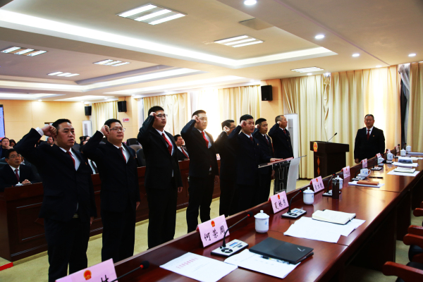 圖片12:新任命的丘北縣監(jiān)察委員會(huì)副主任和委員集體宣誓,丘北縣人大常委會(huì)主任張紹欽同志監(jiān)誓。.jpg 圖片12:新任命的丘北縣監(jiān)察委員會(huì)副主任和委員集體宣誓,丘北縣人大常委會(huì)主任張紹欽同志監(jiān)誓。.jpg