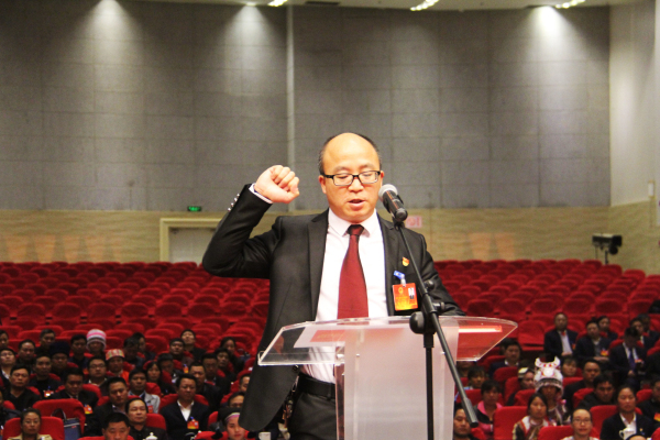 圖片8:新當(dāng)選的丘北縣監(jiān)察委員會(huì)主任王智泳同志向《憲法》宣誓。.jpg 圖片8:新當(dāng)選的丘北縣監(jiān)察委員會(huì)主任王智泳同志向《憲法》宣誓。.jpg