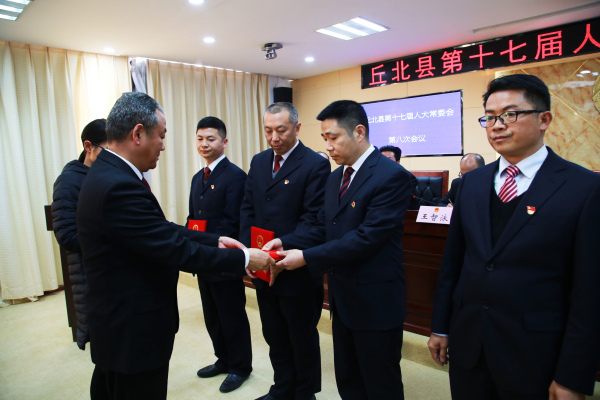 圖片11:丘北縣人大常委會(huì)主任張紹欽同志為丘北縣監(jiān)察委員會(huì)副主任和委員頒發(fā)任命書(shū)。.jpg 圖片11:丘北縣人大常委會(huì)主任張紹欽同志為丘北縣監(jiān)察委員會(huì)副主任和委員頒發(fā)任命書(shū)。.jpg