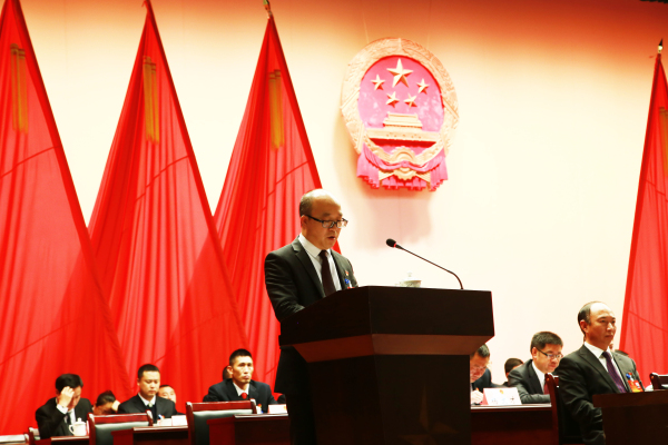 圖片9:新當(dāng)選的丘北縣監(jiān)察委員會(huì)主任王智泳同志作履職承諾。.jpg 圖片9:新當(dāng)選的丘北縣監(jiān)察委員會(huì)主任王智泳同志作履職承諾。.jpg