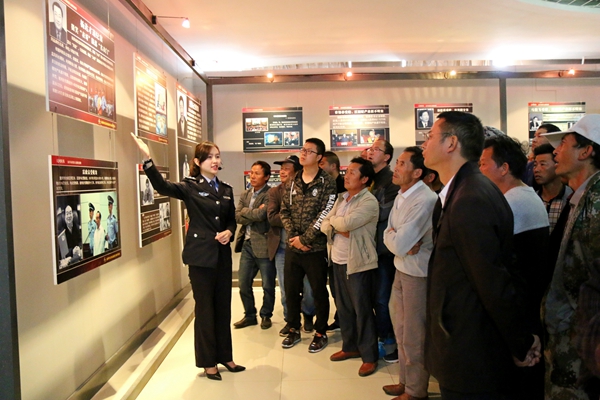 陸良縣大莫古鎮紀委組織全鎮150余名村組干部到曲靖市反腐倡廉警示教育基地接受警示教育 3.jpg