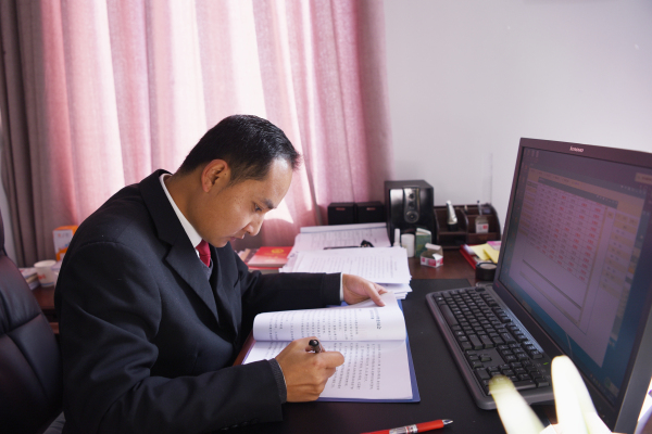 硯山縣法院研究室主任趙云祥工作照片 (2).jpg 硯山縣法院研究室主任趙云祥工作照片 (2).jpg