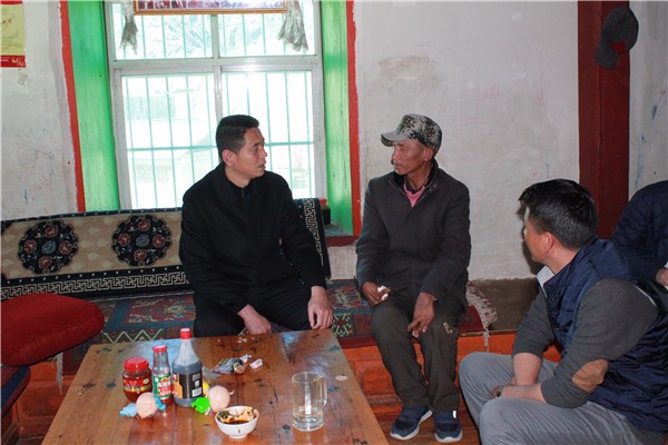2迪慶州委常委、州紀委書記、州監(jiān)察委員會主任高國成深入貧困戶家中看望慰問貧困群眾.jpg