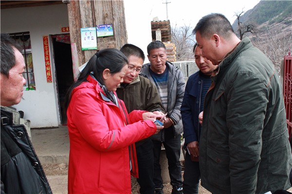 4深入貧困村實地核查惠農(nóng)資金發(fā)放情況.jpg