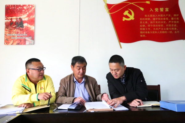 和同事一起研究問題線索.jpg 和同事一起研究問題線索.jpg