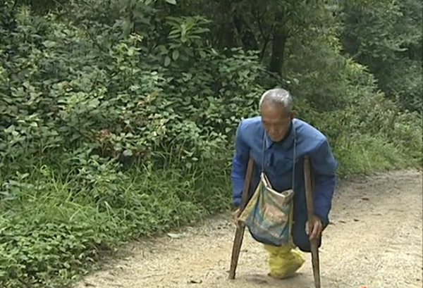 楊廷相拄著雙拐行走在山間_副本.png 楊廷相拄著雙拐行走在山間_副本.png