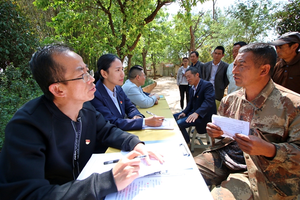 陸良縣紀委監委干部在小百戶鎮打鼓村開展現場接訪 2_副本.jpg