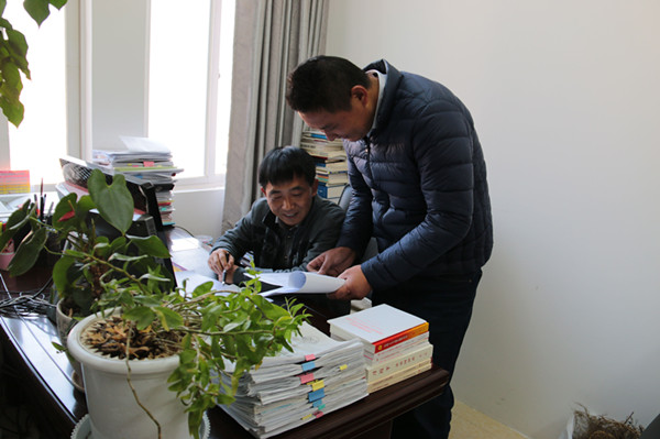 圖為鄧洪明為紀檢干部解疑答惑_副本.jpg 圖為鄧洪明為紀檢干部解疑答惑_副本.jpg