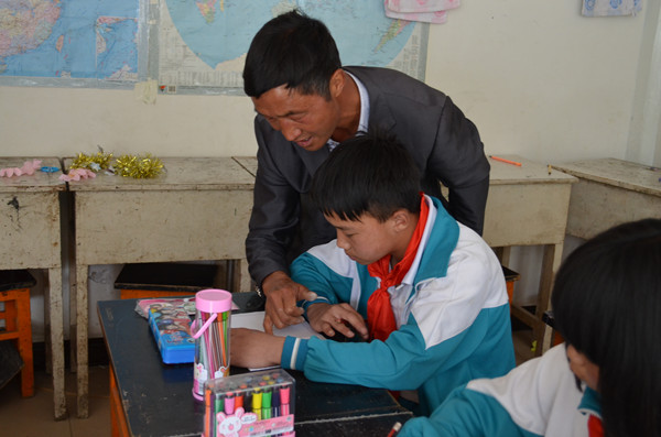 悉心教導(dǎo)春化雨 只盼他朝斷窮根_副本.jpg 悉心教導(dǎo)春化雨 只盼他朝斷窮根_副本.jpg