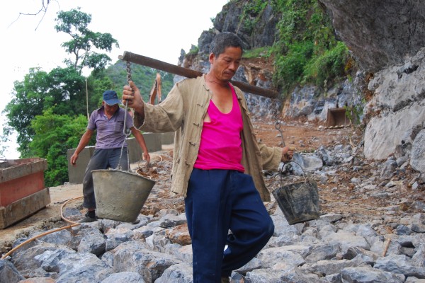 1.大山里的現代脊梁——李華明.jpg 1.大山里的現代脊梁——李華明.jpg