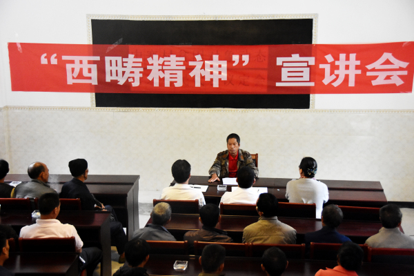 4.李華明在西疇縣雞街鄉中寨村委會講述帶領村民修路的感人事跡.jpg 4.李華明在西疇縣雞街鄉中寨村委會講述帶領村民修路的感人事跡.jpg