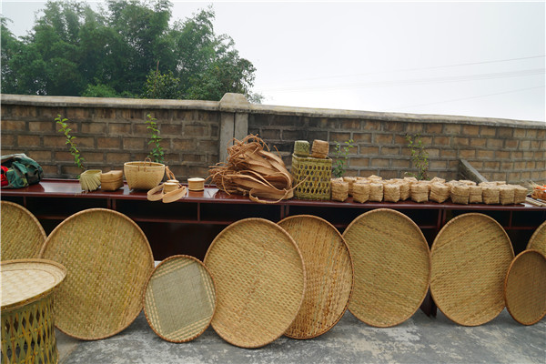 08拉祜族群眾編織出的竹編生產生活用品.jpg