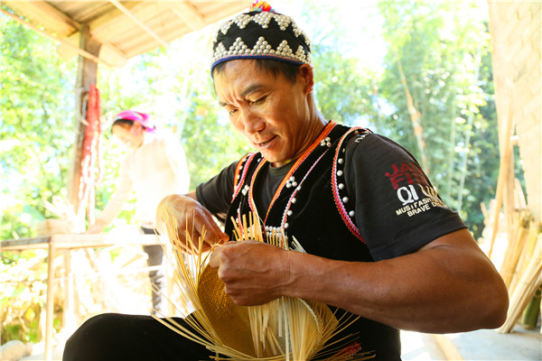 05瀾滄縣富邦鄉賽罕村民在編織竹制品.jpg
