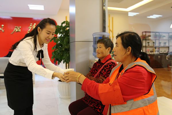 細語笑顏送溫暖,服務為民放心中_副本.jpg 細語笑顏送溫暖,服務為民放心中_副本.jpg